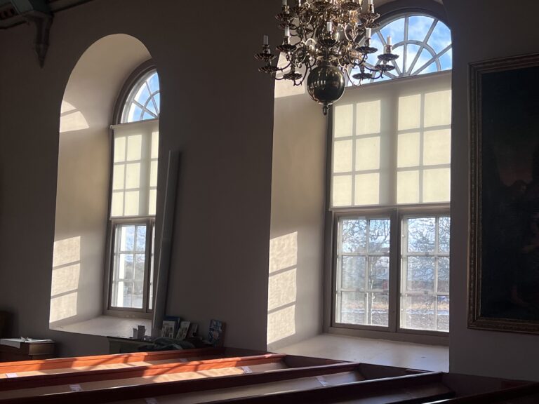 Rullgardiner Kärnas kyrka